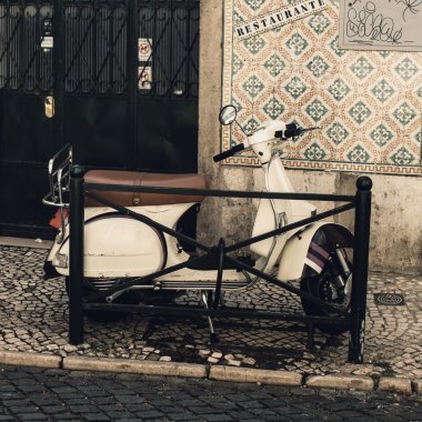 Vintage eski romantik Avrupa cobblestone sokak motorla
