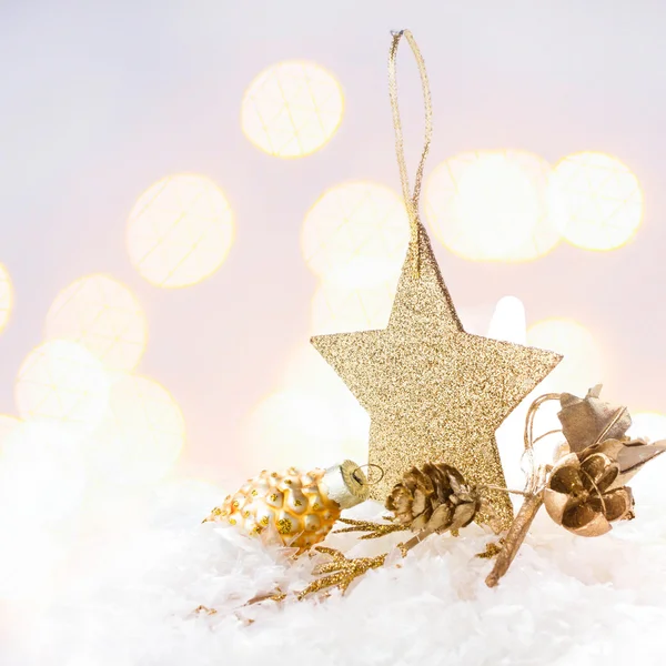 Weihnachtskarte mit goldenem Stern und Dekorationen — Stockfoto