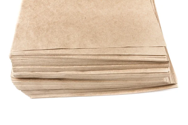 Stos papieru makulaturowego koperty na białym tle, — Zdjęcie stockowe