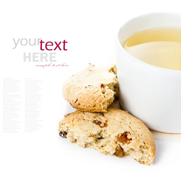 Oatmeal cookie with raisins and cup of green tea — Stock Photo, Image