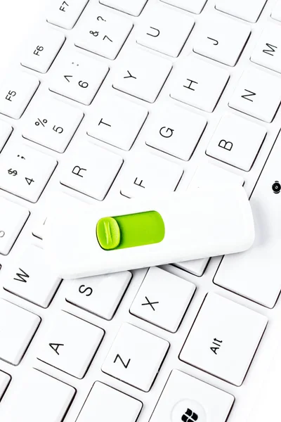 Tastiera del computer con chiavetta USB — Foto Stock