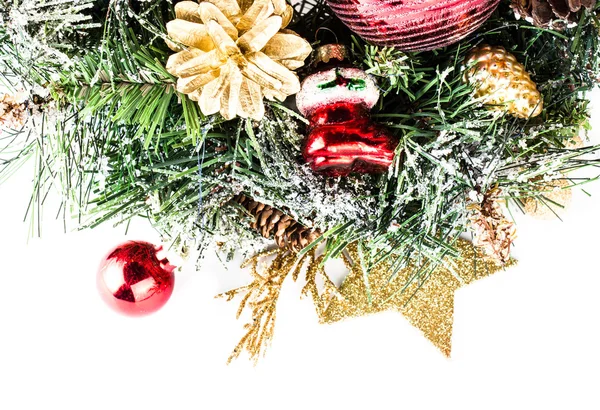 Composición navideña con abeto, nieve y decoraciones — Foto de Stock