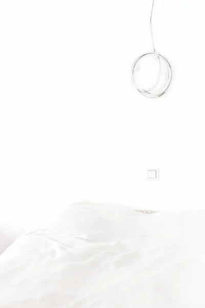 Weißes Interieur - Zimmer mit weißer Wand und weißem Bett. weißes Schlafzimmer — Stockfoto
