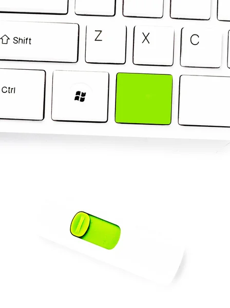 Tastiera del computer con tasti vuoti e chiavetta USB — Foto Stock