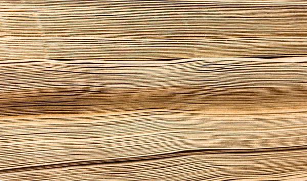 Zijaanzicht van enorme stapel van kringlooppapier enveloppen close-up. — Stockfoto