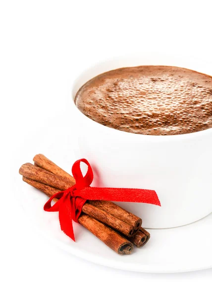 Чашка гарячого різдвяного шоколаду з паличками кориці — стокове фото