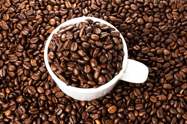 Tazza di caffè con fagioli su sfondo caffè — Foto Stock