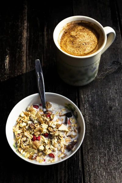 Сельский завтрак с мюсли и чашкой кофе — стоковое фото