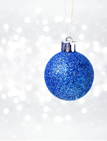 Cartão de Natal com bola pendurada azul — Fotografia de Stock