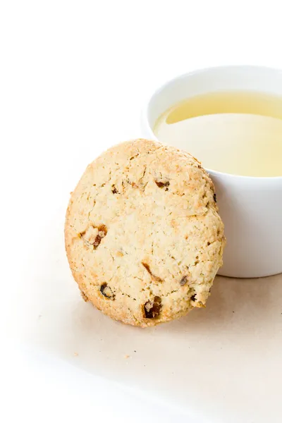 Verse havermout cookie met rozijnen en kopje groene thee — Stockfoto