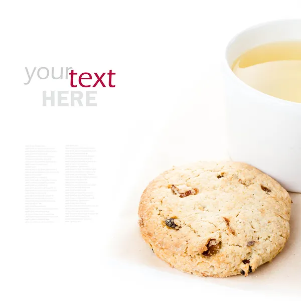 Soubor cookie ovesné vločky s rozinkami a šálek zeleného čaje — Stock fotografie
