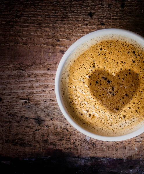 Taza de espresso sobre una vieja mesa de madera — Foto de Stock