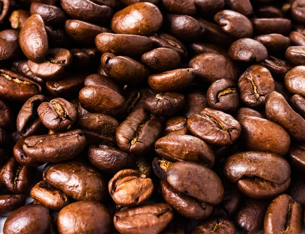 Roasted brown coffee beans background or texture closeup — Stock Photo, Image