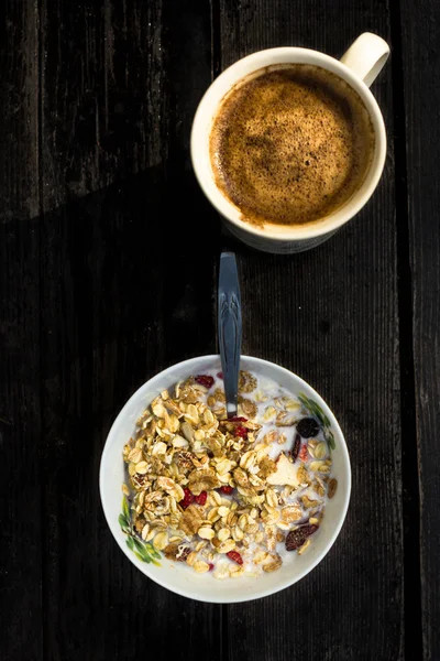 Рустикальний сніданок з мюслі і чашкою кави — стокове фото