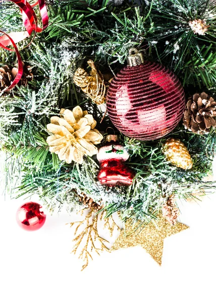 Složení vánoční strom jedle, sníh a dekorace — Stock fotografie