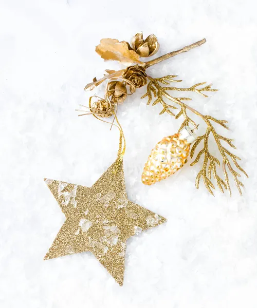 Kerstkaart met gouden ster en decoraties op sneeuw — Stockfoto