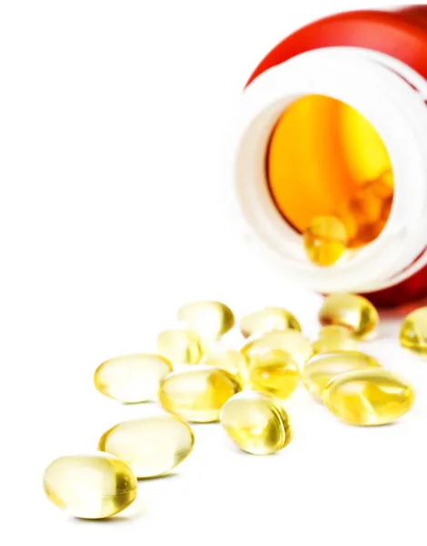 Shiny amarillo vitamina E omega 3 cápsulas de aceite de pescado y frasco de la píldora — Foto de Stock