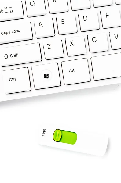 Tastiera del computer con chiavetta USB — Foto Stock