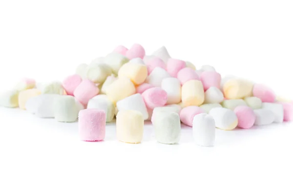 Een stapel kleine gekleurde gezwollen marshmallows — Stockfoto