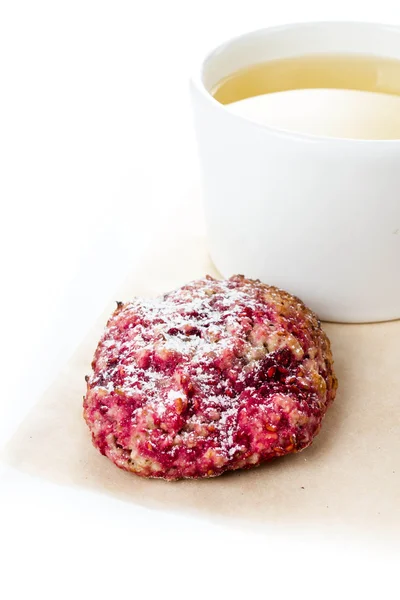 Raspberry cookie with oatmeal and cup of green tea — Stock Photo, Image
