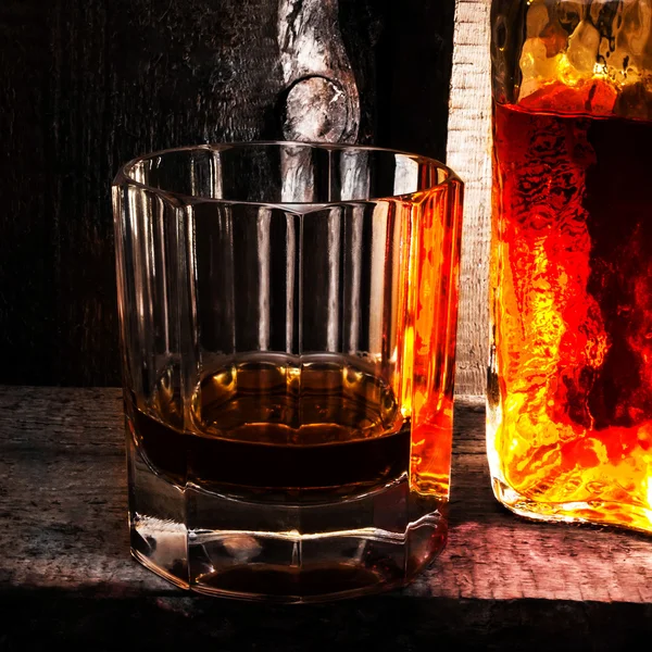 Whiskey Scotch glass e uma garrafa — Fotografia de Stock