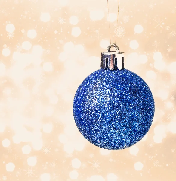 Weihnachtskarte mit blauer hängender Kugel — Stockfoto