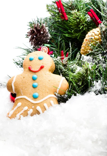 Gingerbread man christmas cookies en kerstversiering — Stockfoto