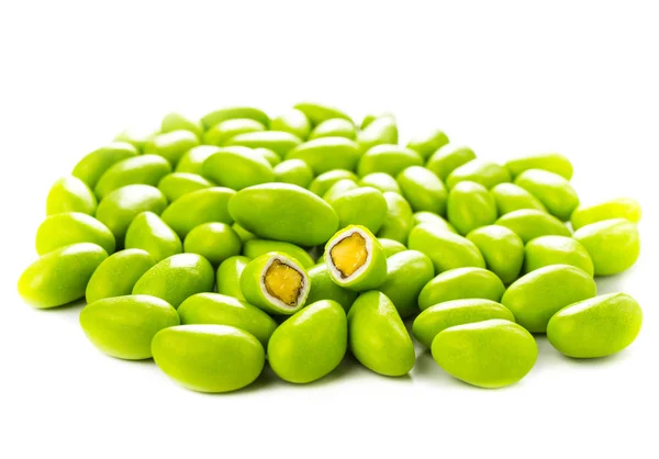 Una pila de chicles verdes con nueces —  Fotos de Stock