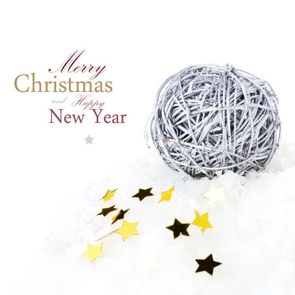 Composición navideña con bola de nieve y estrellas doradas — Foto de Stock