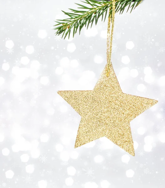 Biglietto natalizio con stella dorata e ramo di pino — Foto Stock