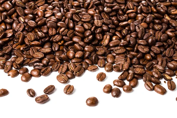 Copyspace と白い背景で隔離のコーヒー豆 — ストック写真