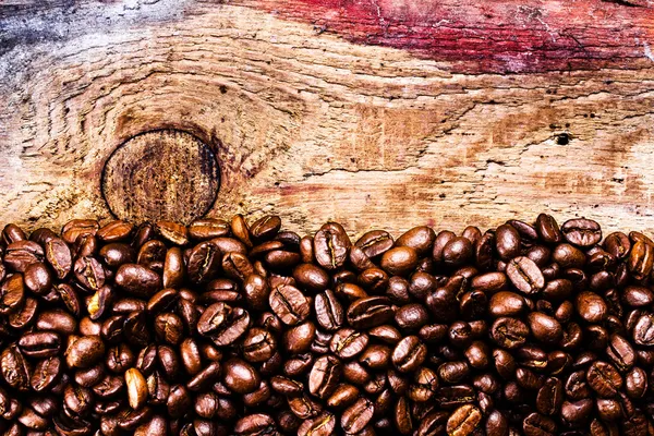 Chicchi di caffè su sfondo di legno naturale vecchio — Foto Stock