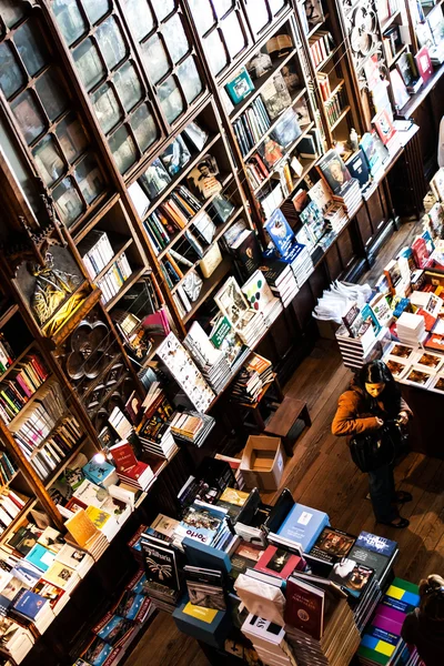 波尔图，葡萄牙-，4： 客户商店买书在旧欧洲的书店柔润书店在 2011 年 4 月 4 日在波尔图，葡萄牙 — 图库照片