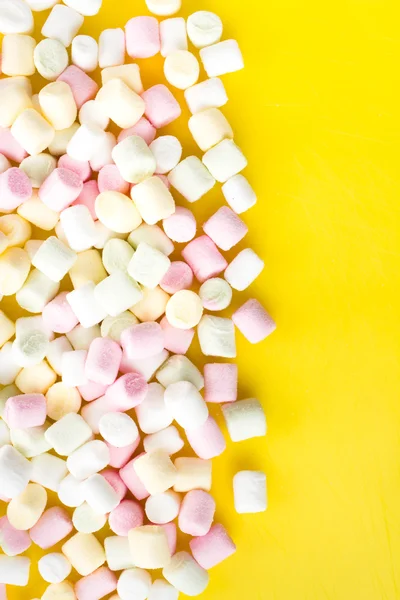 Uma pilha de pequenos marshmallows inchados coloridos — Fotografia de Stock