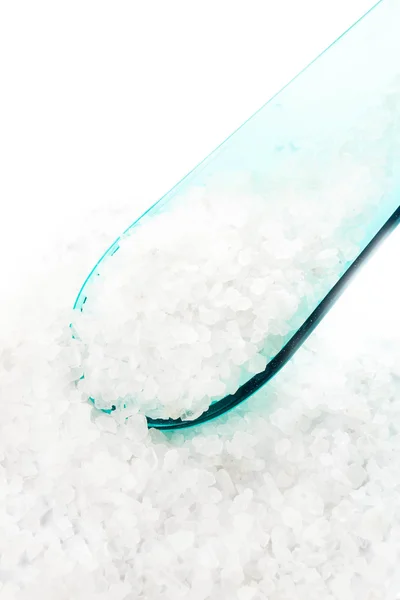 Sal do mar de cristal em colher de colher de colher de ciano — Fotografia de Stock