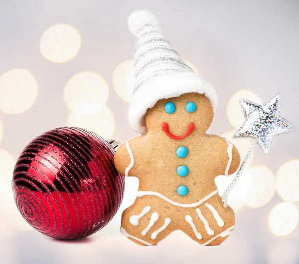 Piernik człowiek christmas cookie z magic stick i Boże Narodzenie czerwony piłka — Zdjęcie stockowe