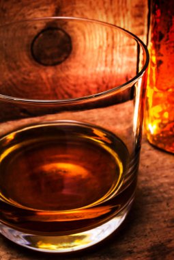 bir bardak ve şişe viski viski