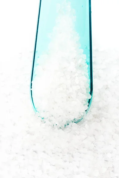 Θαλασσινό αλάτι κρύσταλλο σε πολύχρωμα σέσουλα κουτάλι — Φωτογραφία Αρχείου