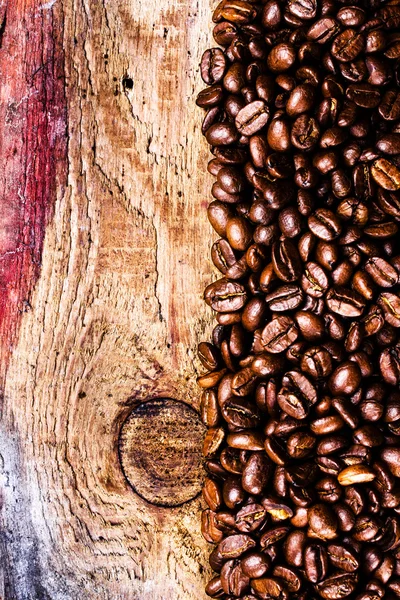 Granos de café sobre fondo de madera — Foto de Stock