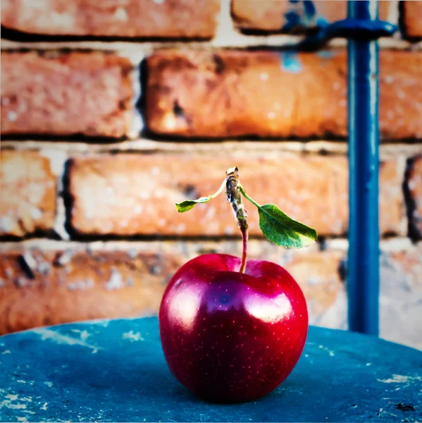 Großer reifer roter Apfel — Stockfoto