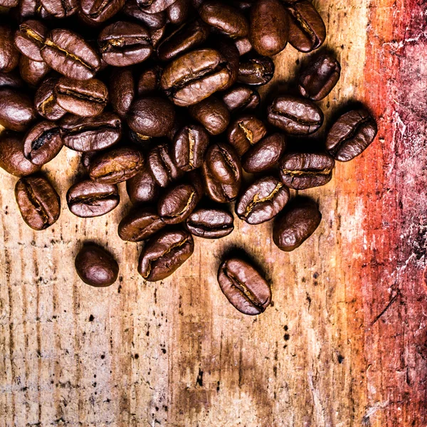 Kahve çekirdekleri grunge eski ahşap zemin üzerinde. — Stok fotoğraf