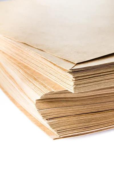 Stapel enveloppen gele gerecycleerd papier — Stockfoto