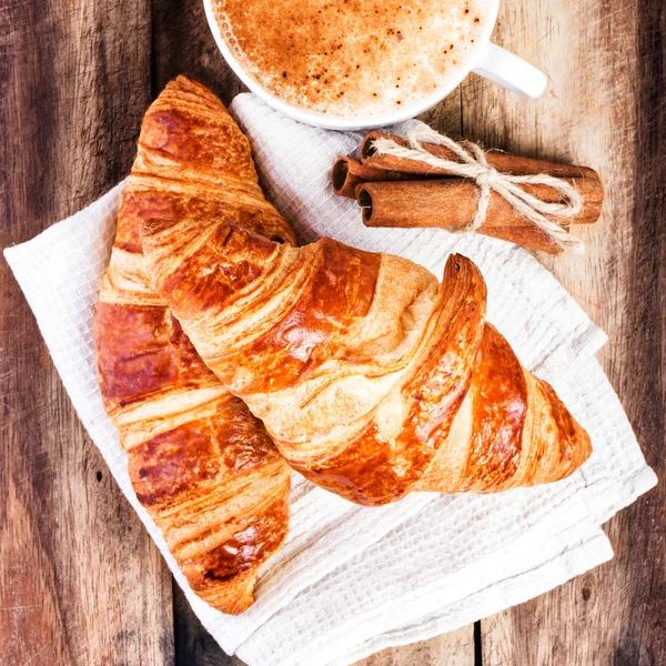 Сніданок з круасанами та кавою — стокове фото