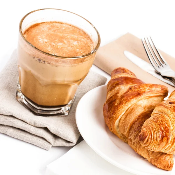 Frühstück mit Kaffeetasse und Croissants — Stockfoto