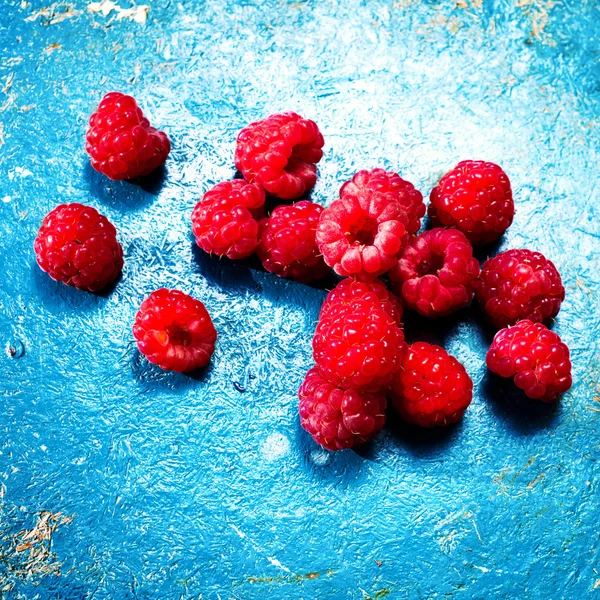 Fresh Ripe raspberry on old vintage table — Stock Photo, Image