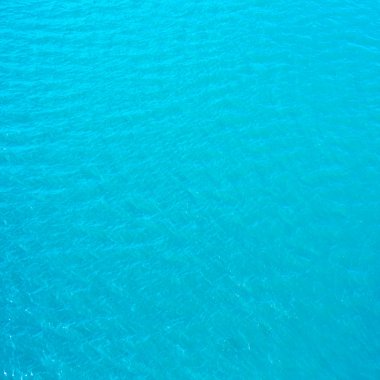 parlak mavi mavi deniz suyu