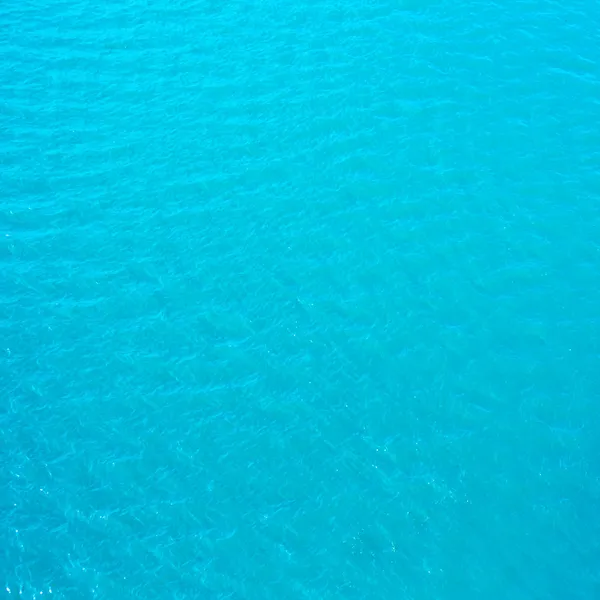 Eau de mer bleu cyan brillant — Photo