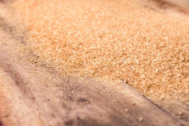 kahverengi şeker ahşap zemin üzerinde kapat.