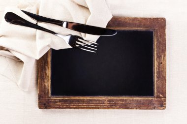 Vintage blackboard ile keten, havlu ve hizmet ahşap çerçeve