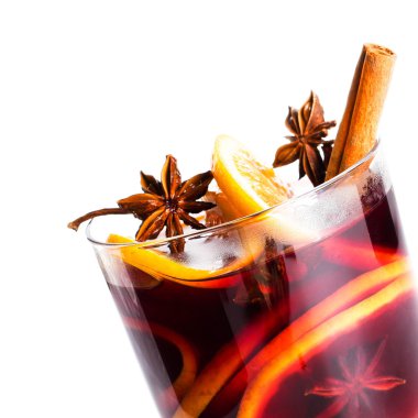 Noel baharat beyaz zemin üzerine izole kırmızı sıcak mulled şarap